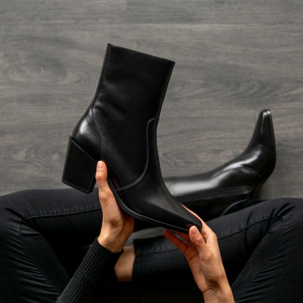 https://cdn.shopify.com/s/files/1/0419/1525/files/1024x1024-WMN-SohoZip-Black-012726-3.jpg?v=1769812363