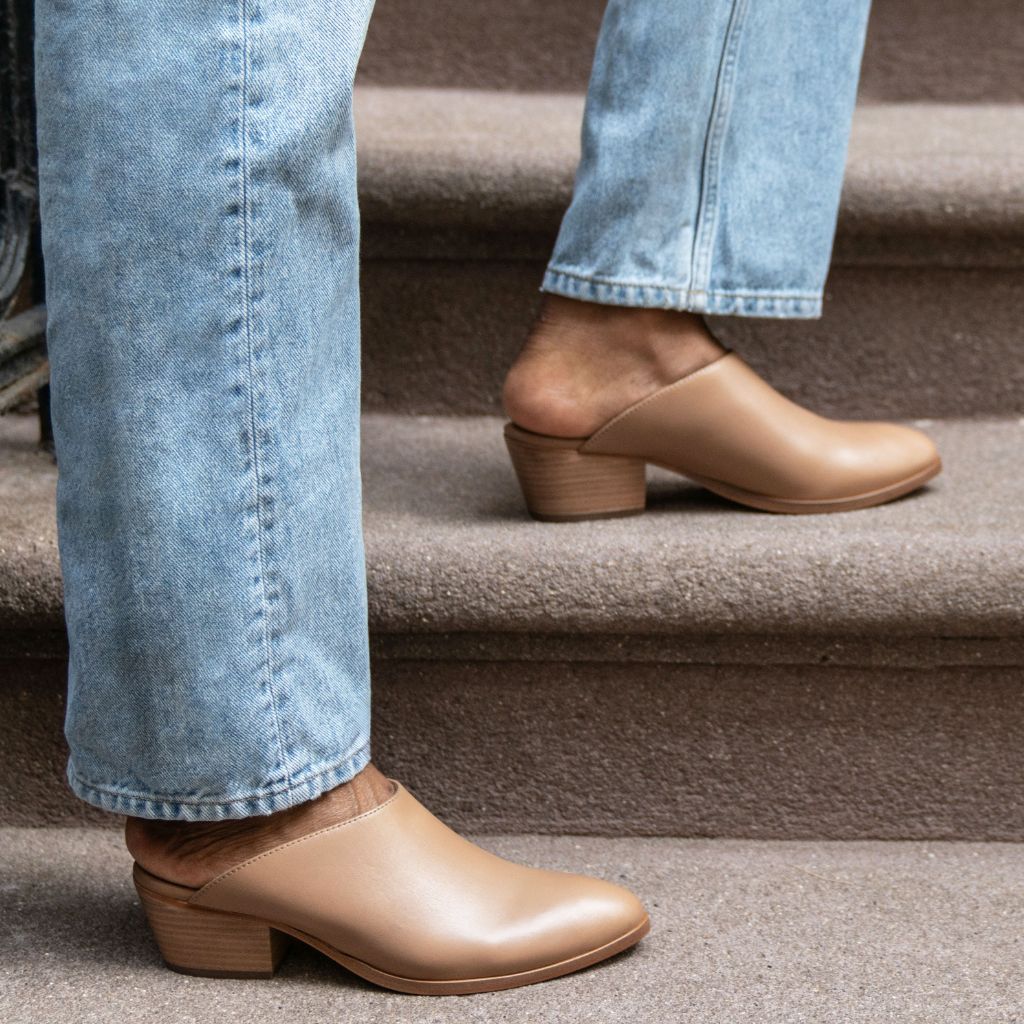 https://cdn.shopify.com/s/files/1/0419/1525/files/1024x1024-Women-Breeze-MilkCoffee-071423-1.jpg?v=1690837448