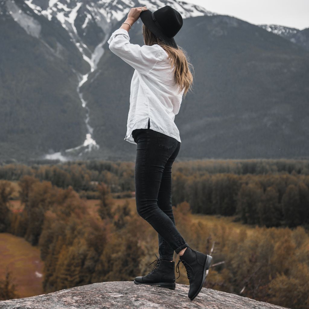 https://cdn.shopify.com/s/files/1/0419/1525/files/1024x1024-Women-Captain-BlackMatte-101923-3.jpg?v=1697754709