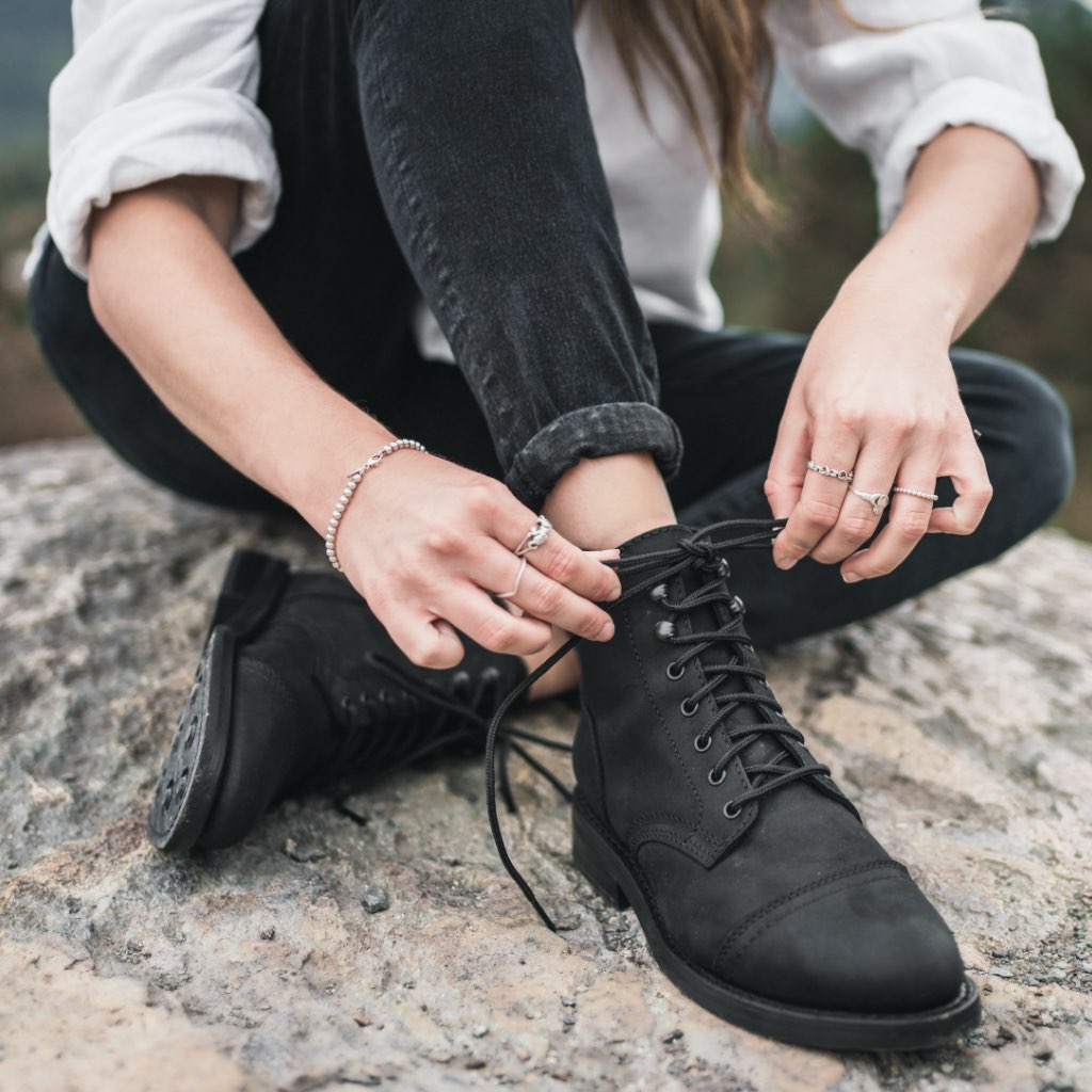 https://cdn.shopify.com/s/files/1/0419/1525/products/1024x1024-Women-Captain-BlackMatte-2.jpg?v=1656532785