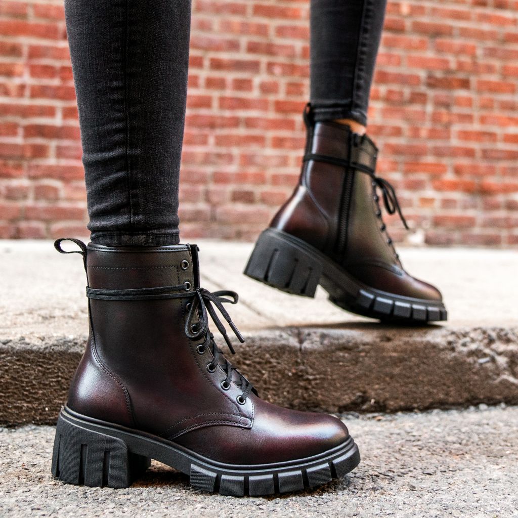 https://cdn.shopify.com/s/files/1/0419/1525/files/1024x1024-Women-Coda-BackCherry-051524-2_8216c6d4-762e-471c-8731-4c4001c202ee.jpg?v=1718901599