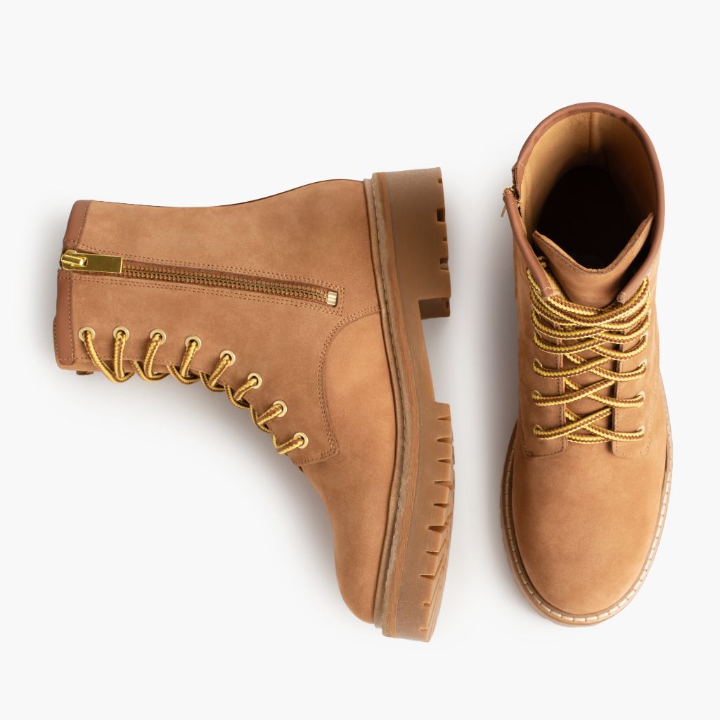 https://cdn.shopify.com/s/files/1/0419/1525/files/1024x1024-Women-Combat-TanNubuck-111924-Flatlay1.jpg?v=1733330669