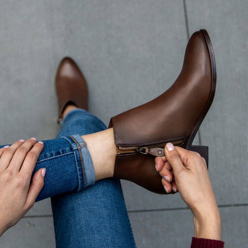 https://cdn.shopify.com/s/files/1/0419/1525/files/1024x1024-Women-Downtown-Amaretto-112923-2.jpg?v=1702512160