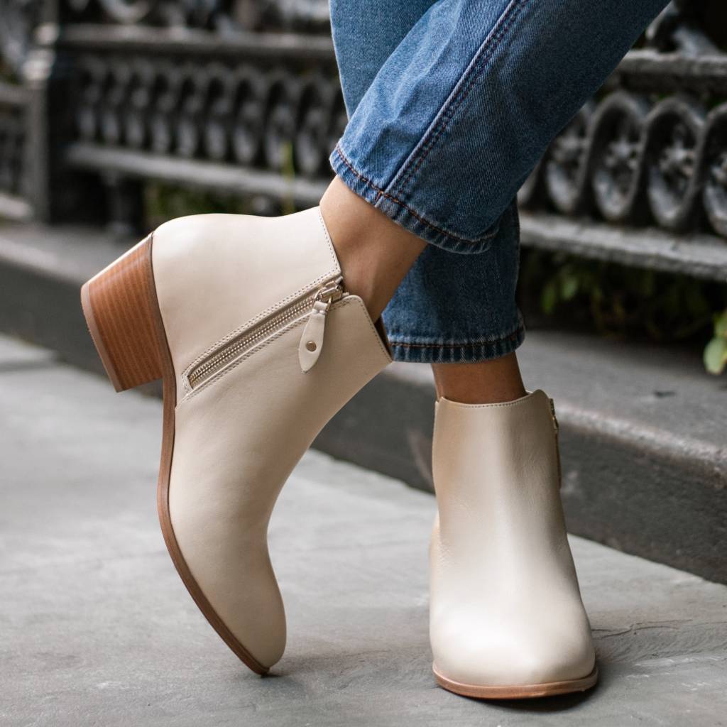 https://cdn.shopify.com/s/files/1/0419/1525/products/1024x1024-Women-Downtown-Beige-101421-1.jpg?v=1634570302