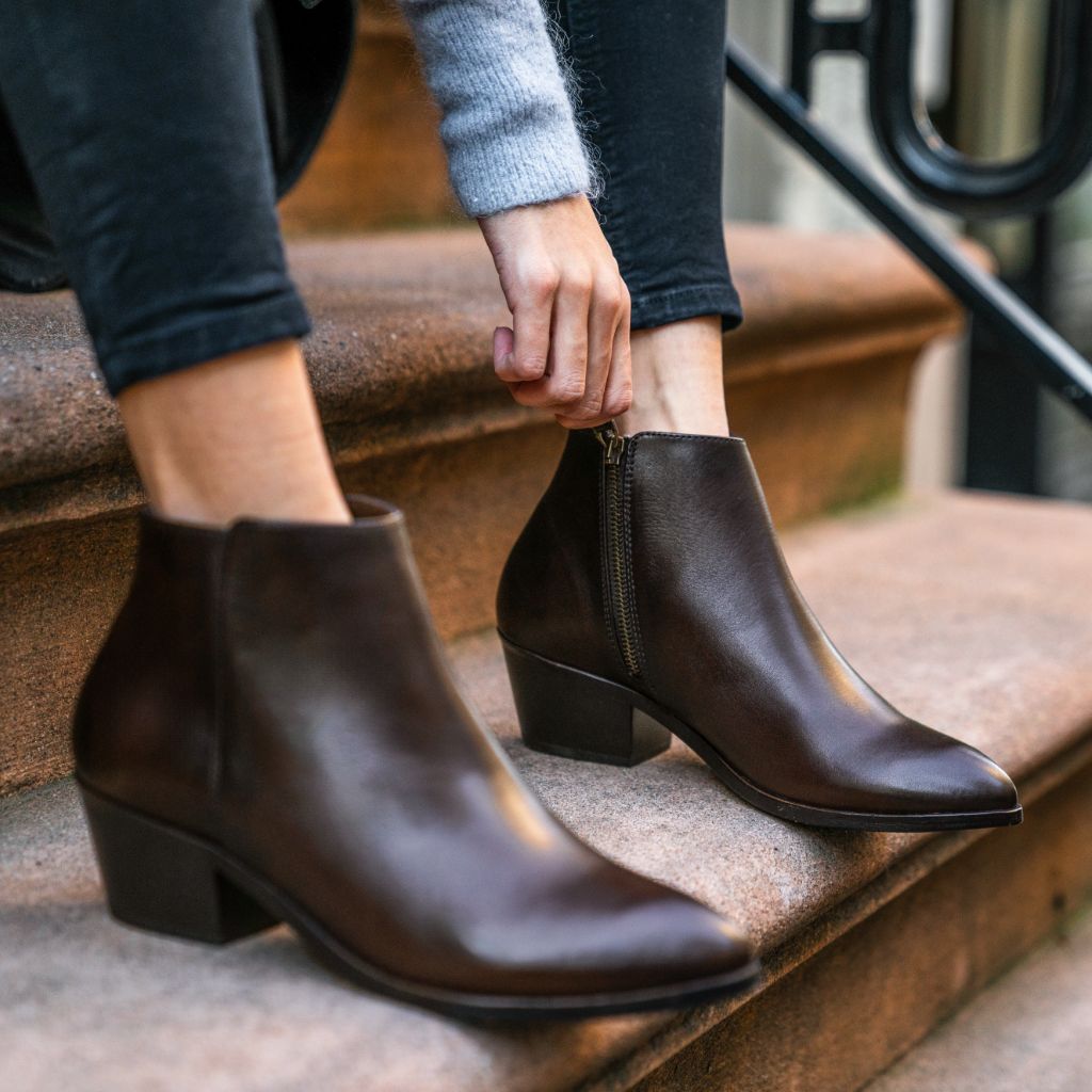 https://cdn.shopify.com/s/files/1/0419/1525/files/1024x1024-Women-Downtown-OldEnglish-112923-2.jpg?v=1702513261