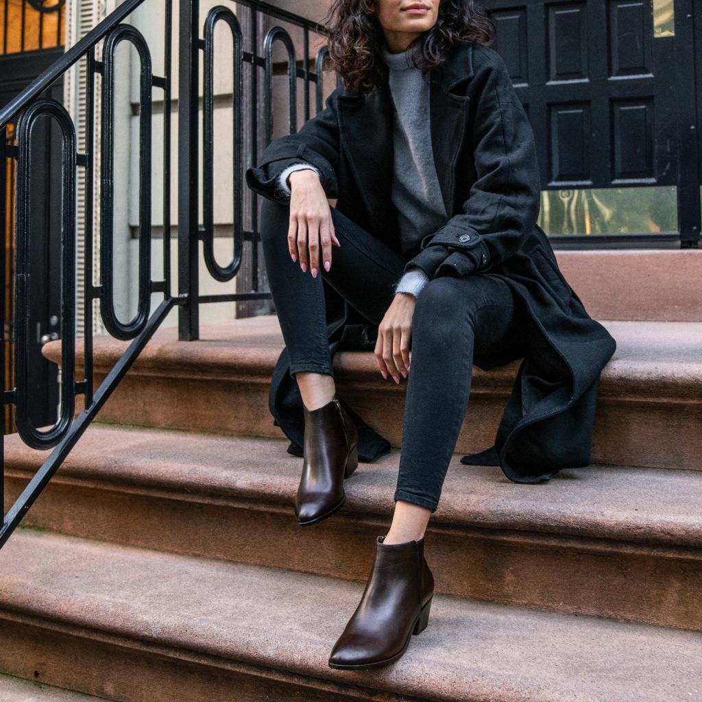 https://cdn.shopify.com/s/files/1/0419/1525/files/1024x1024-Women-Downtown-OldEnglish-112923-3.jpg?v=1702513262