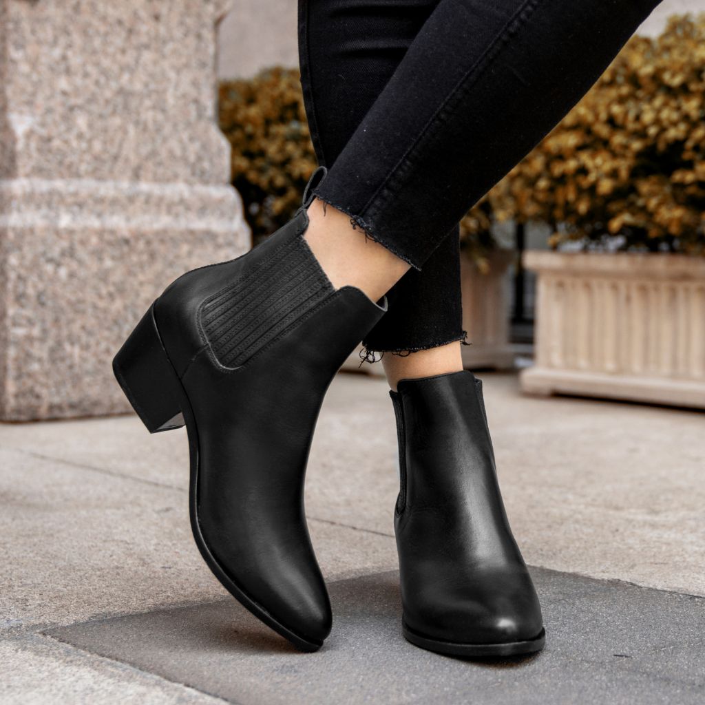 https://cdn.shopify.com/s/files/1/0419/1525/files/1024x1024-Women-Dreamer-Bootie-Black-101923-1.jpg?v=1698360356
