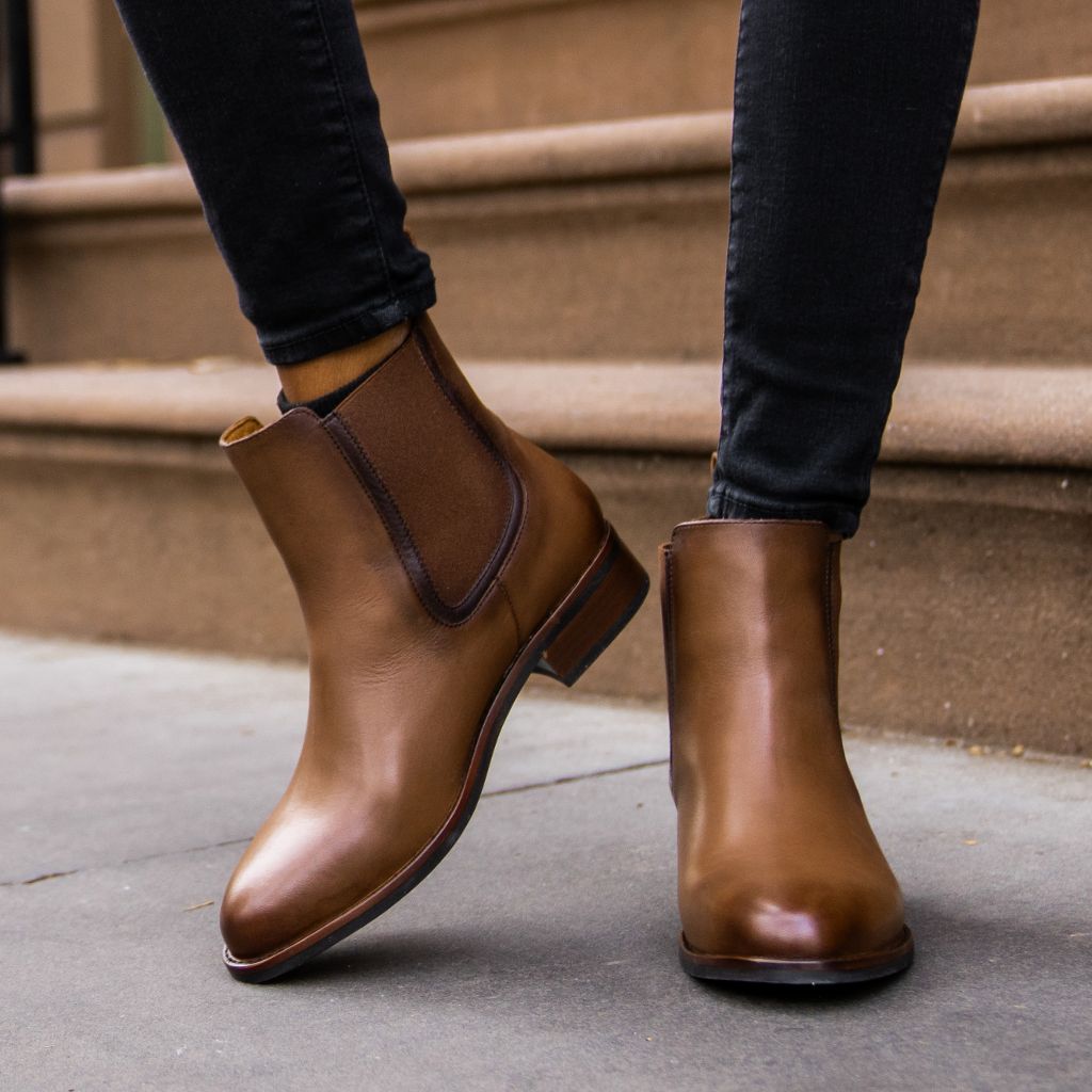 https://cdn.shopify.com/s/files/1/0419/1525/files/1024x1024-Women-Duchess-AmberWheat-121523-1.jpg?v=1704223876