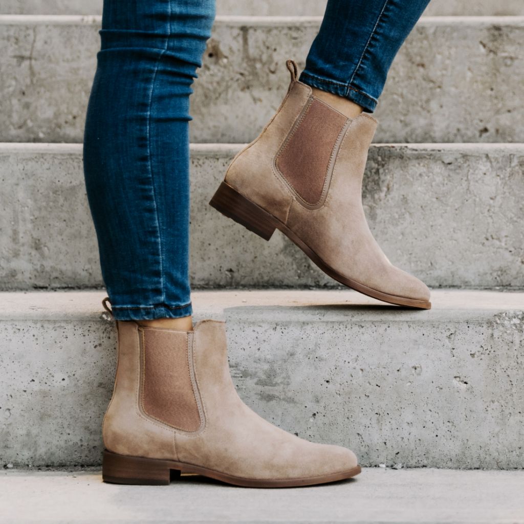 https://cdn.shopify.com/s/files/1/0419/1525/files/1024x1024-Women-Duchess-HoneyPeach-103123-1.jpg?v=1698960261