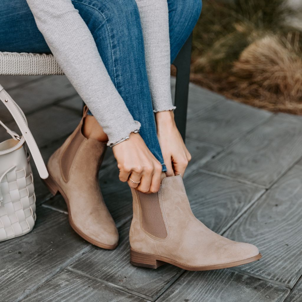 https://cdn.shopify.com/s/files/1/0419/1525/files/1024x1024-Women-Duchess-HoneyPeach-103123-2.jpg?v=1698960261