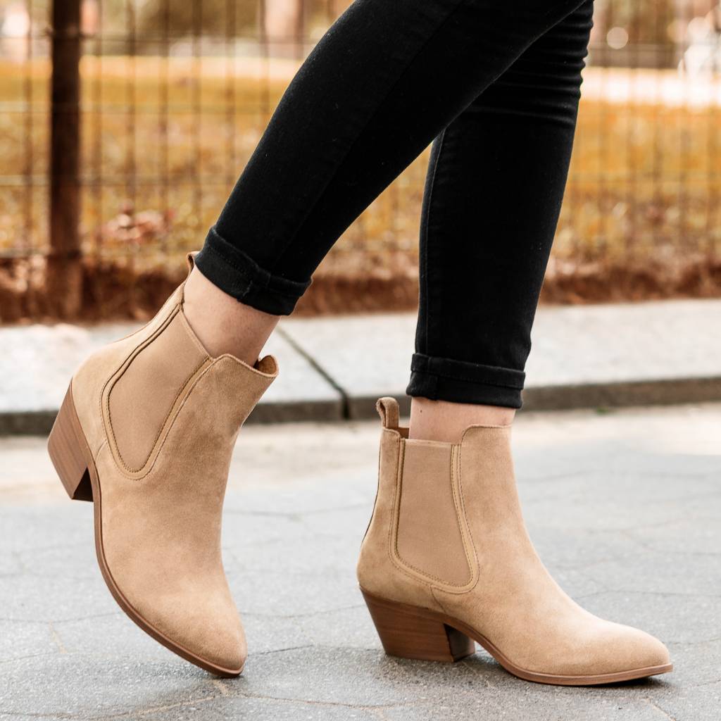 https://cdn.shopify.com/s/files/1/0419/1525/products/1024x1024-Women-DuchessBootie-Dune-091421-1_9ff8c229-28cb-4f07-97cb-987b9dad2e69.jpg?v=1632404437