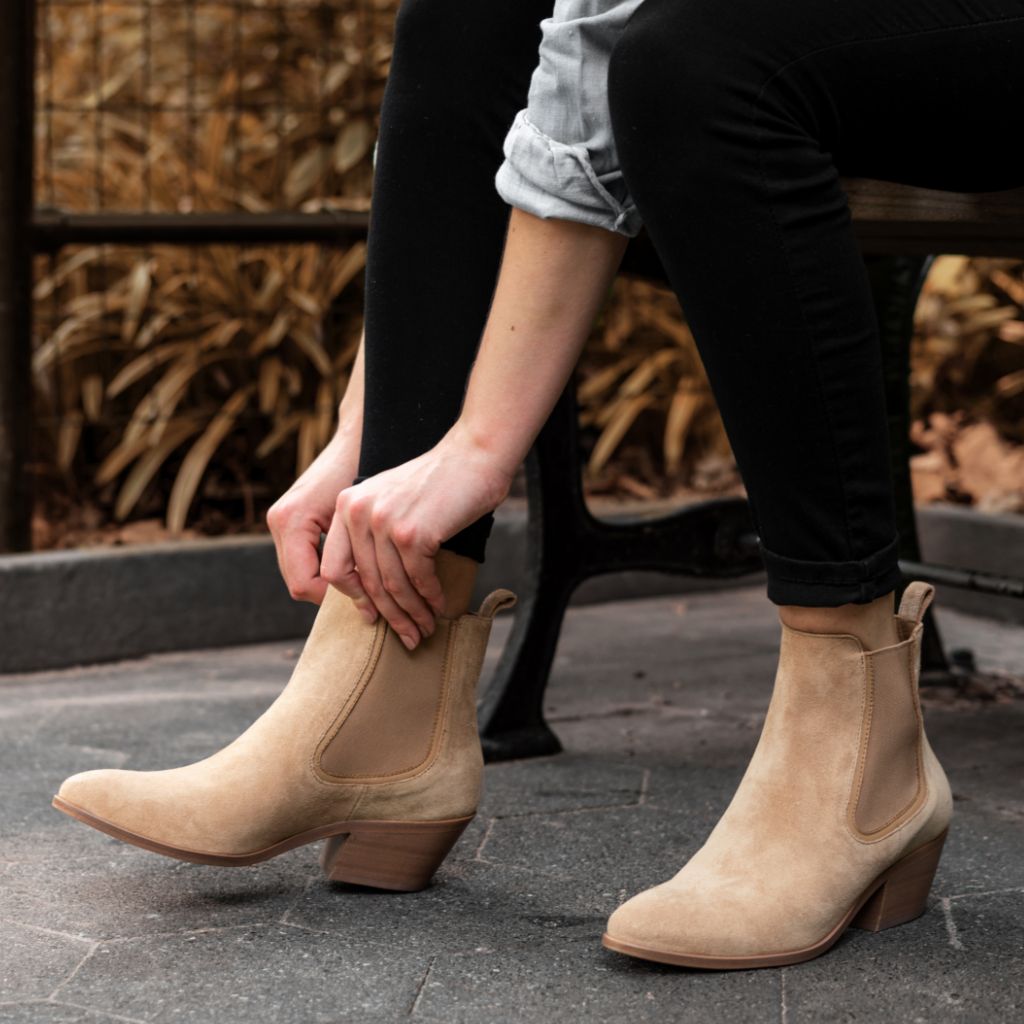 https://cdn.shopify.com/s/files/1/0419/1525/products/1024x1024-Women-DuchessBootie-Dune-091421-3_215b84f0-7bd8-4ce1-9dfe-49600071ca24.jpg?v=1632404436