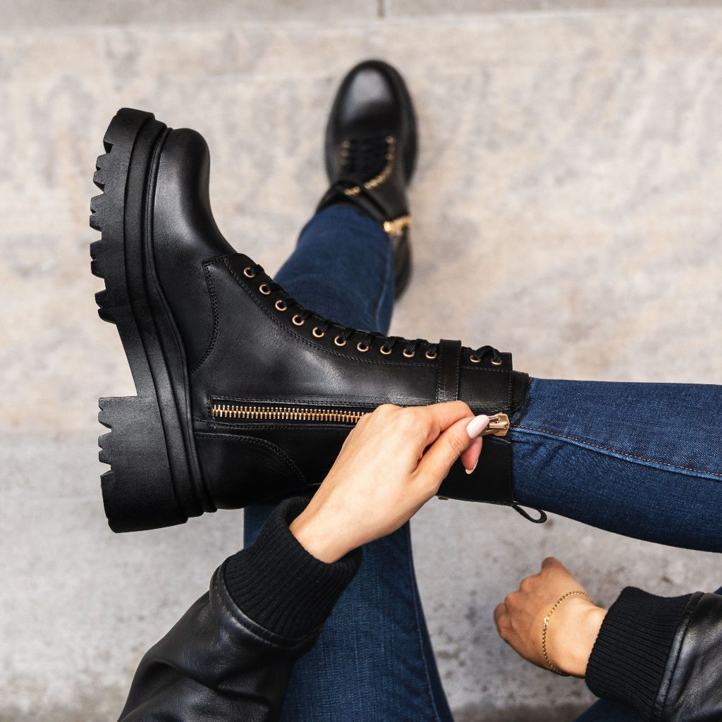 https://cdn.shopify.com/s/files/1/0419/1525/files/1024x1024-Women-Fatale-BlackGold-100423-3.jpg?v=1696965156