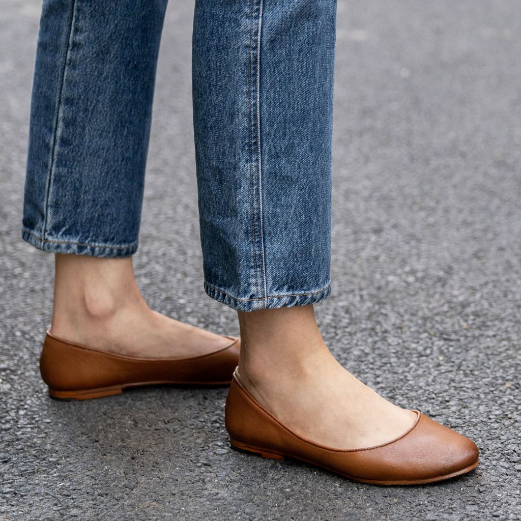 https://cdn.shopify.com/s/files/1/0419/1525/files/1024x1024-Women-Feliz-Toffee-042723-1.jpg?v=1683745377