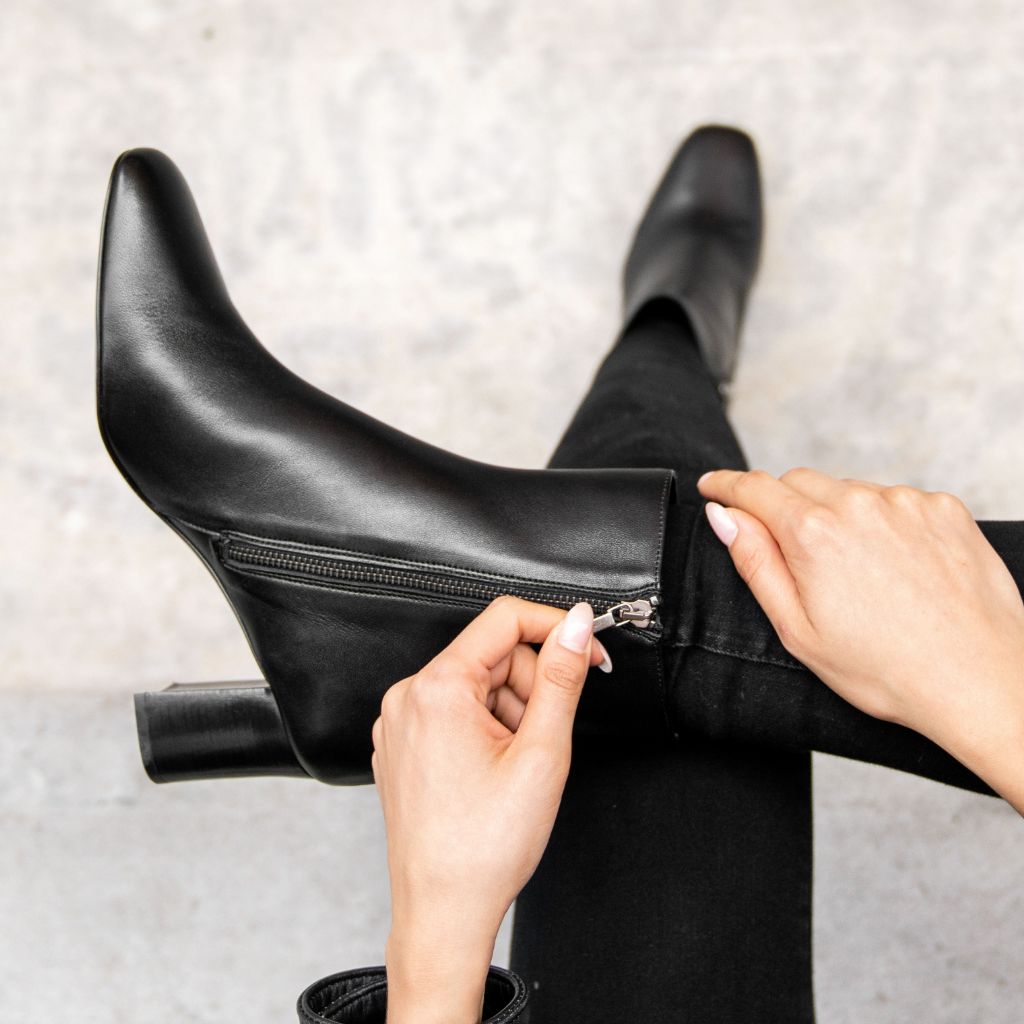 https://cdn.shopify.com/s/files/1/0419/1525/products/1024x1024-Women-HighStandard-Black-041223-3.jpg?v=1682355031
