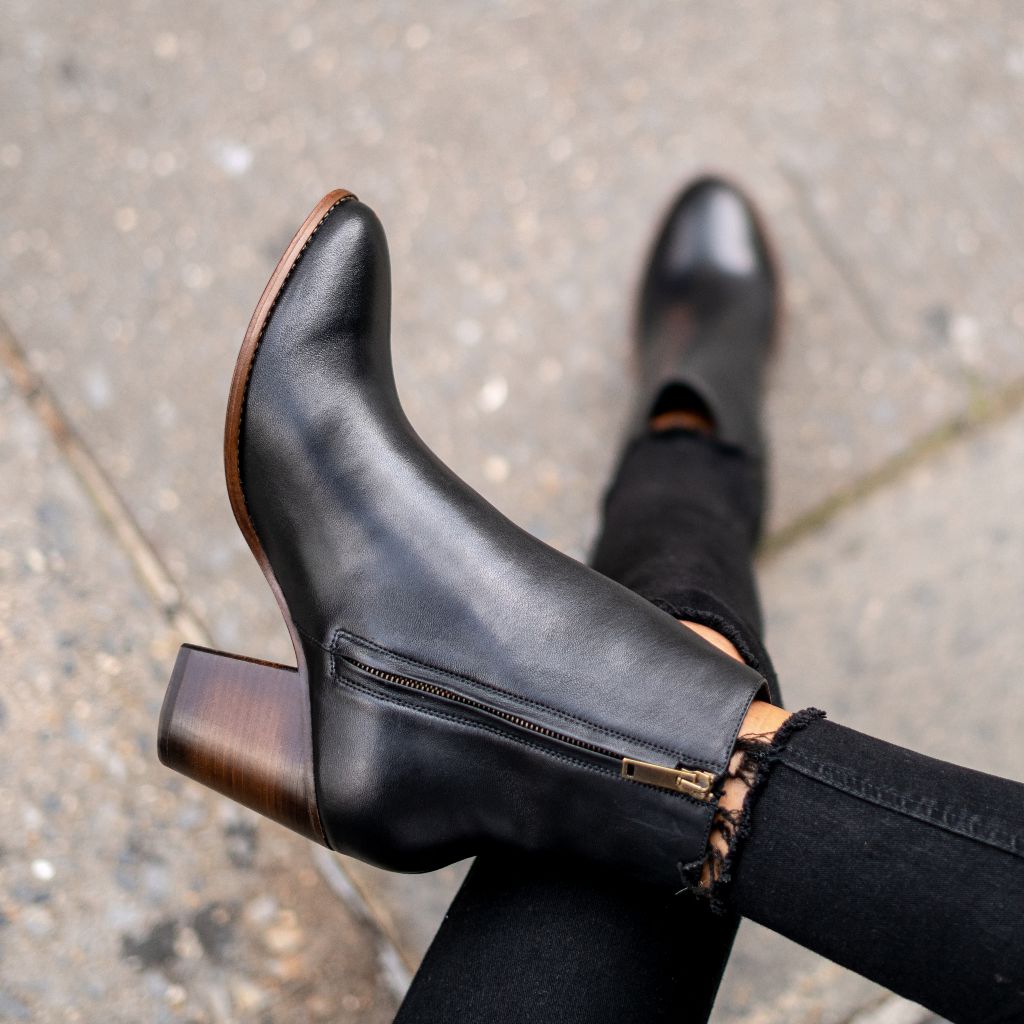 https://cdn.shopify.com/s/files/1/0419/1525/files/1024x1024-Women-Highline-Black-121323-3.jpg?v=1706223481