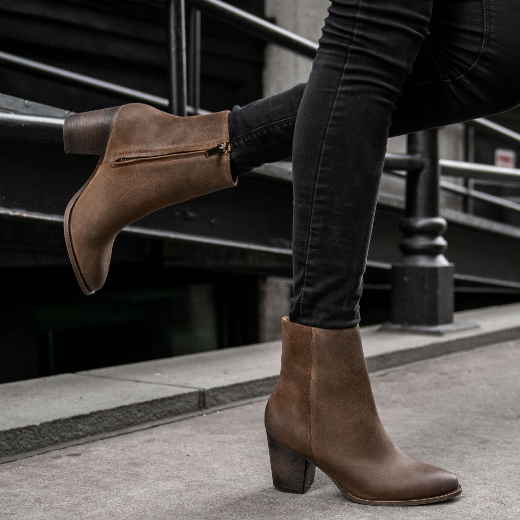 https://cdn.shopify.com/s/files/1/0419/1525/products/1024x1024-Women-Highline-Savannah-010423-2.jpg?v=1674601908