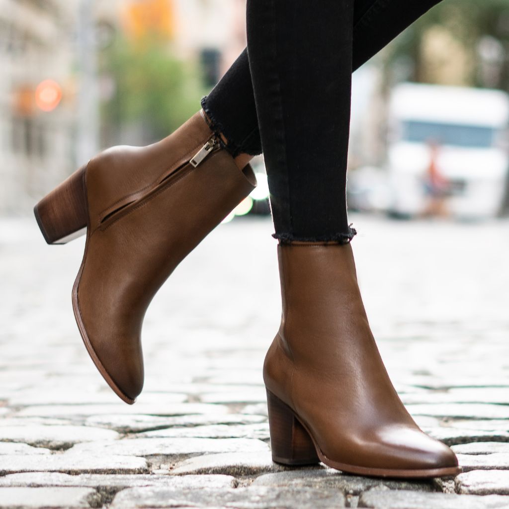 https://cdn.shopify.com/s/files/1/0419/1525/products/1024x1024-Women-Highline-Walnut-091521-1.jpg?v=1674601888