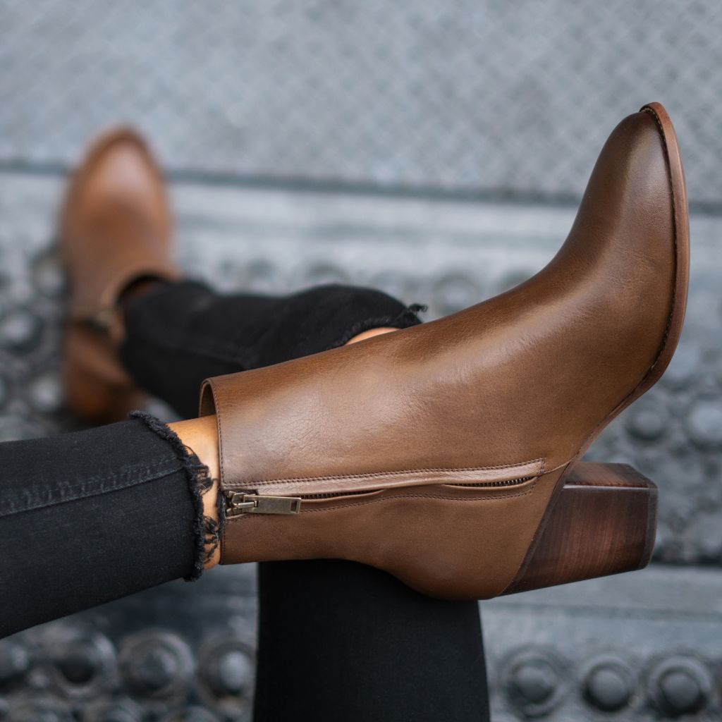 https://cdn.shopify.com/s/files/1/0419/1525/products/1024x1024-Women-Highline-Walnut-091521-3.jpg?v=1674601888