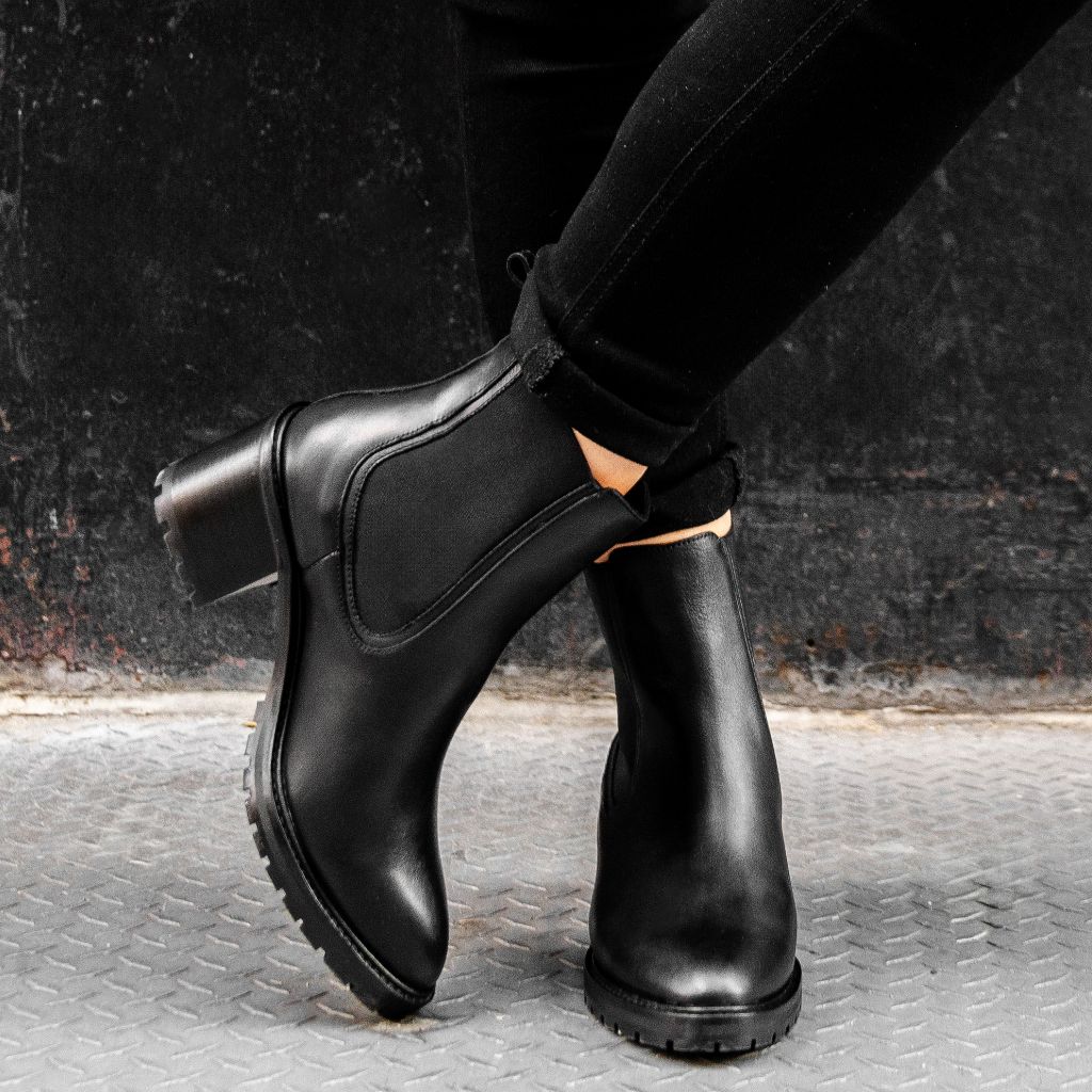 https://cdn.shopify.com/s/files/1/0419/1525/files/1024x1024-Women-Knockout-Black-081423-1.jpg?v=1692639639