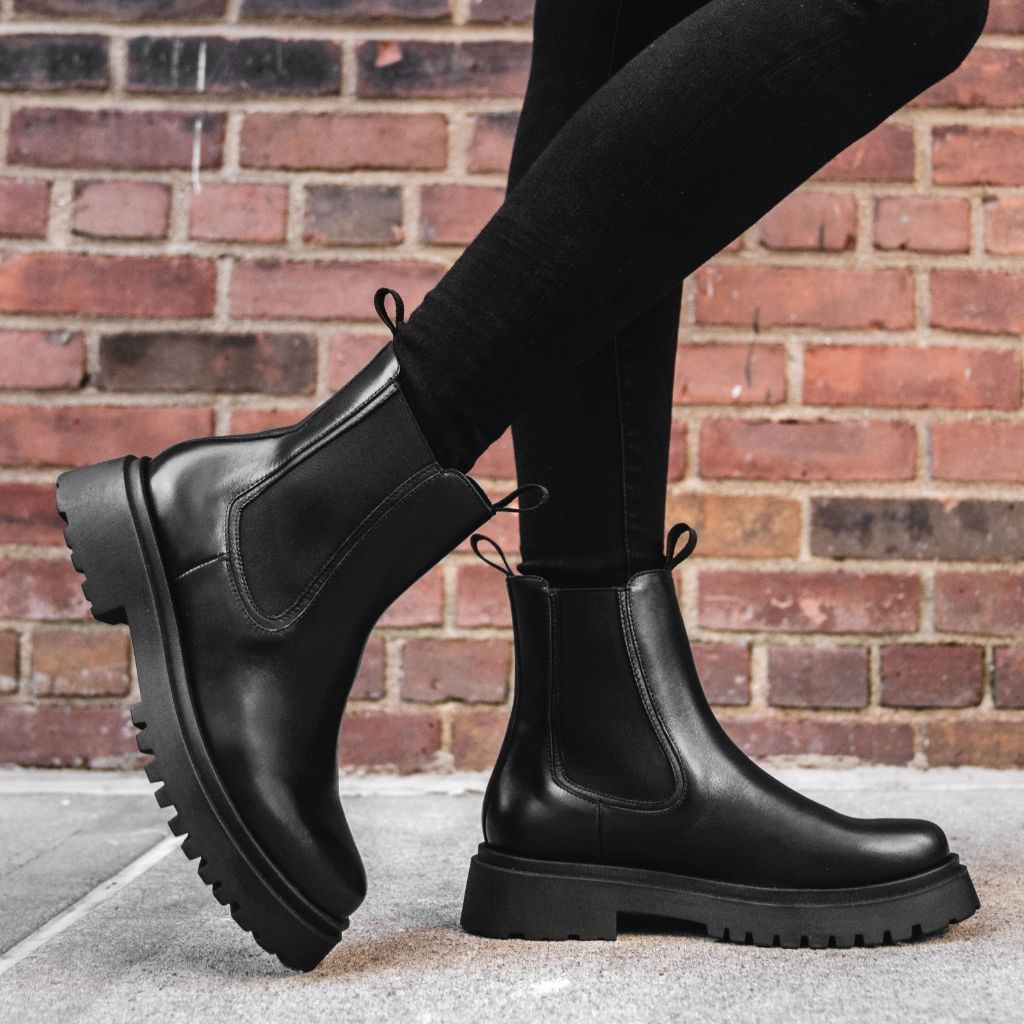https://cdn.shopify.com/s/files/1/0419/1525/files/1024x1024-Women-LegendPlatform-Black-121323-1.jpg?v=1707433505