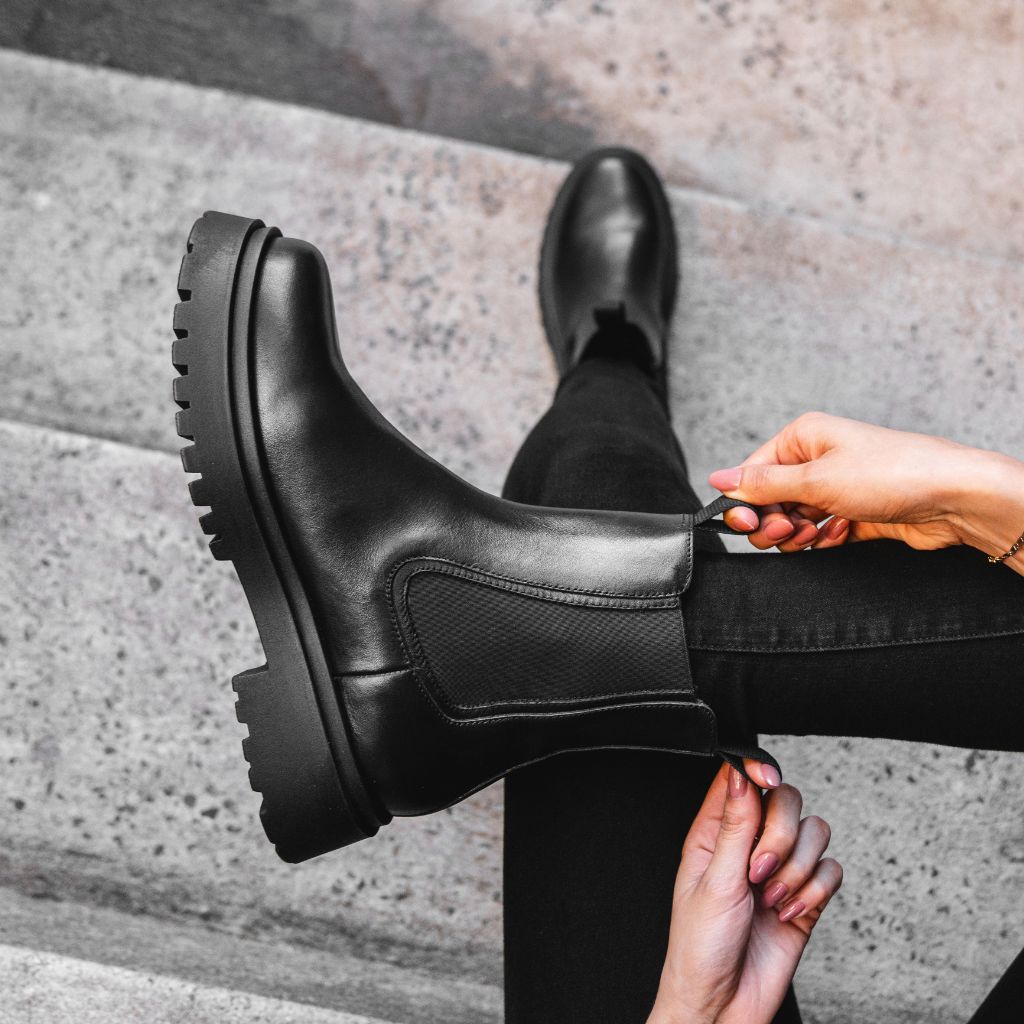 https://cdn.shopify.com/s/files/1/0419/1525/files/1024x1024-Women-LegendPlatform-Black-121323-3.jpg?v=1707433505