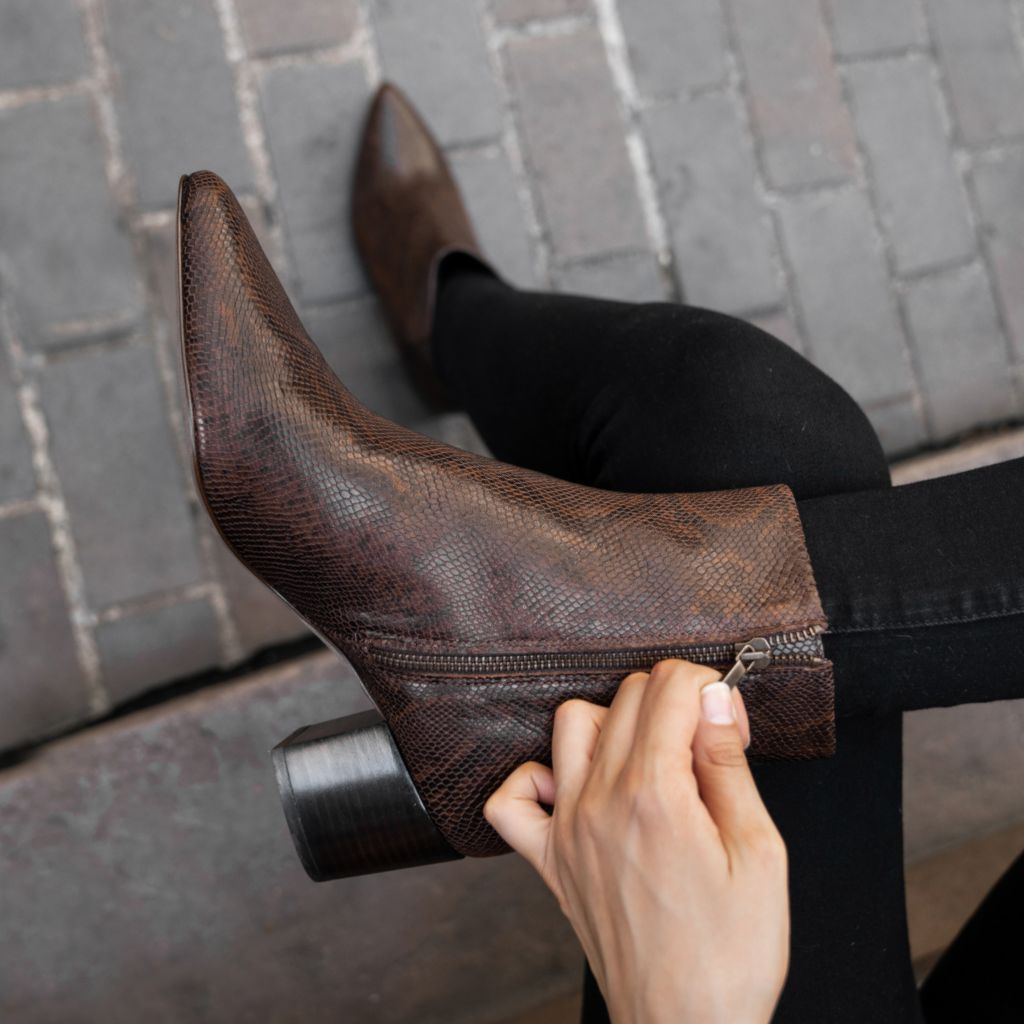 https://cdn.shopify.com/s/files/1/0419/1525/products/1024x1024-Women-Luna-ChocolateSnake-080422-2.jpg?v=1663610838