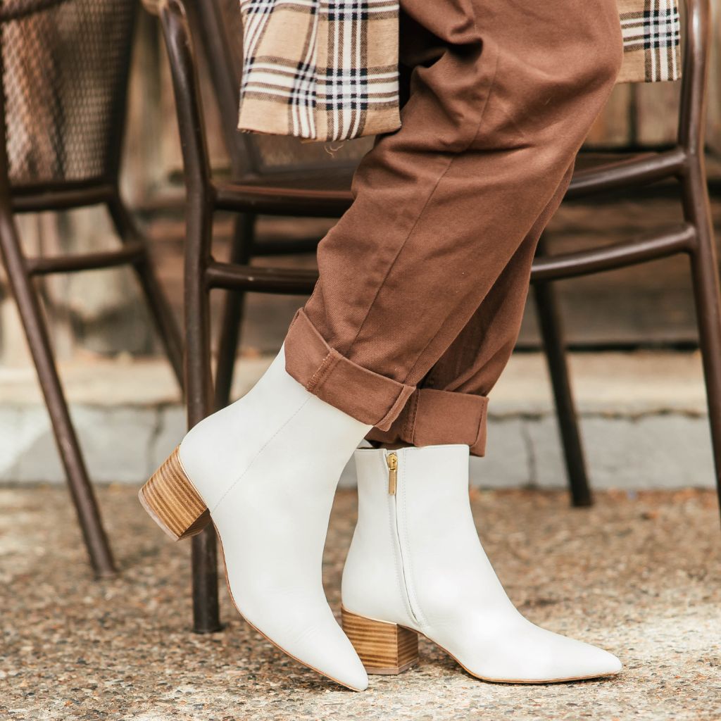 https://cdn.shopify.com/s/files/1/0419/1525/products/1024x1024-Women-Luna-Ecru-101922-1.jpg?v=1668111154