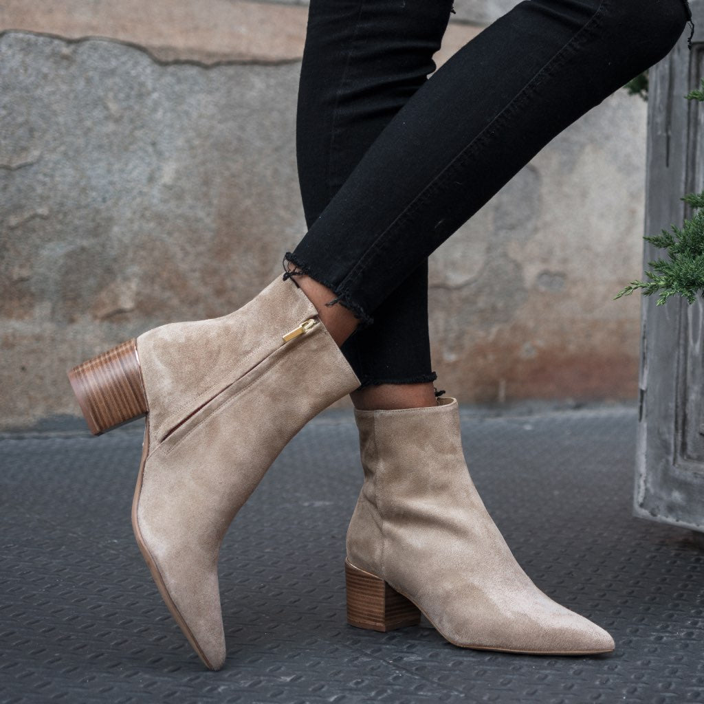 https://cdn.shopify.com/s/files/1/0419/1525/products/1024x1024-Women-Luna-Sand-062821-1.jpg?v=1706221793