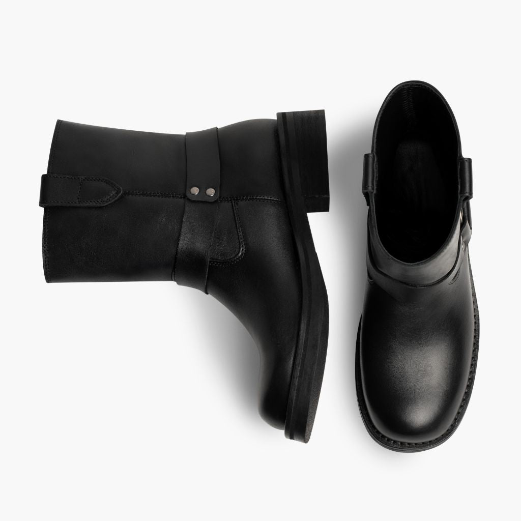 https://cdn.shopify.com/s/files/1/0419/1525/files/1024x1024-Women-Outlaw-Black-111324-Flatlay1.jpg?v=1732043755