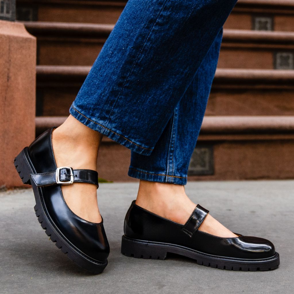 https://cdn.shopify.com/s/files/1/0419/1525/files/1024x1024-Women-PennyJane-Black-111325-1_7d015326-30cb-4eca-a1a1-4cc72687cbcd.jpg?v=1765231107