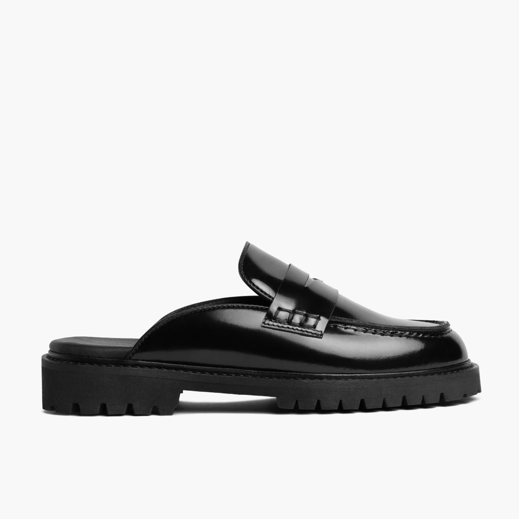 https://cdn.shopify.com/s/files/1/0419/1525/files/1024x1024-Women-PennyMule-Black-102324-Side_f8e2a06f-4919-4d4d-a181-9d06fac87c09.jpg?v=1730318347
