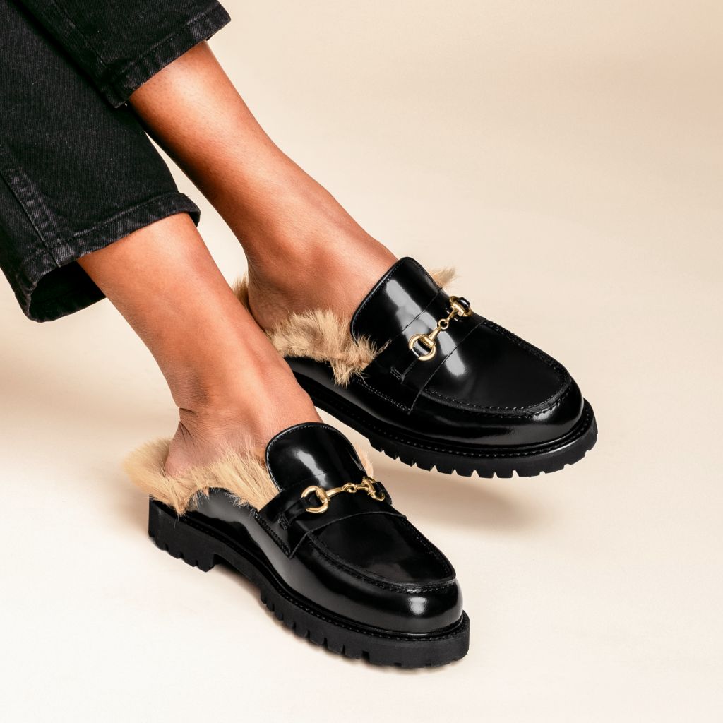 https://cdn.shopify.com/s/files/1/0419/1525/files/1024x1024-Women-PennyMule-BlackBeigeShearling-070825-1.jpg?v=1757443855