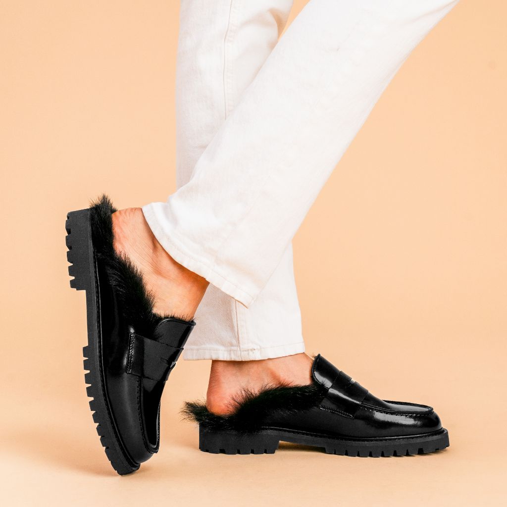 https://cdn.shopify.com/s/files/1/0419/1525/files/1024x1024-Women-PennyMule-BlackBlackShearling-070825-1.jpg?v=1757443840