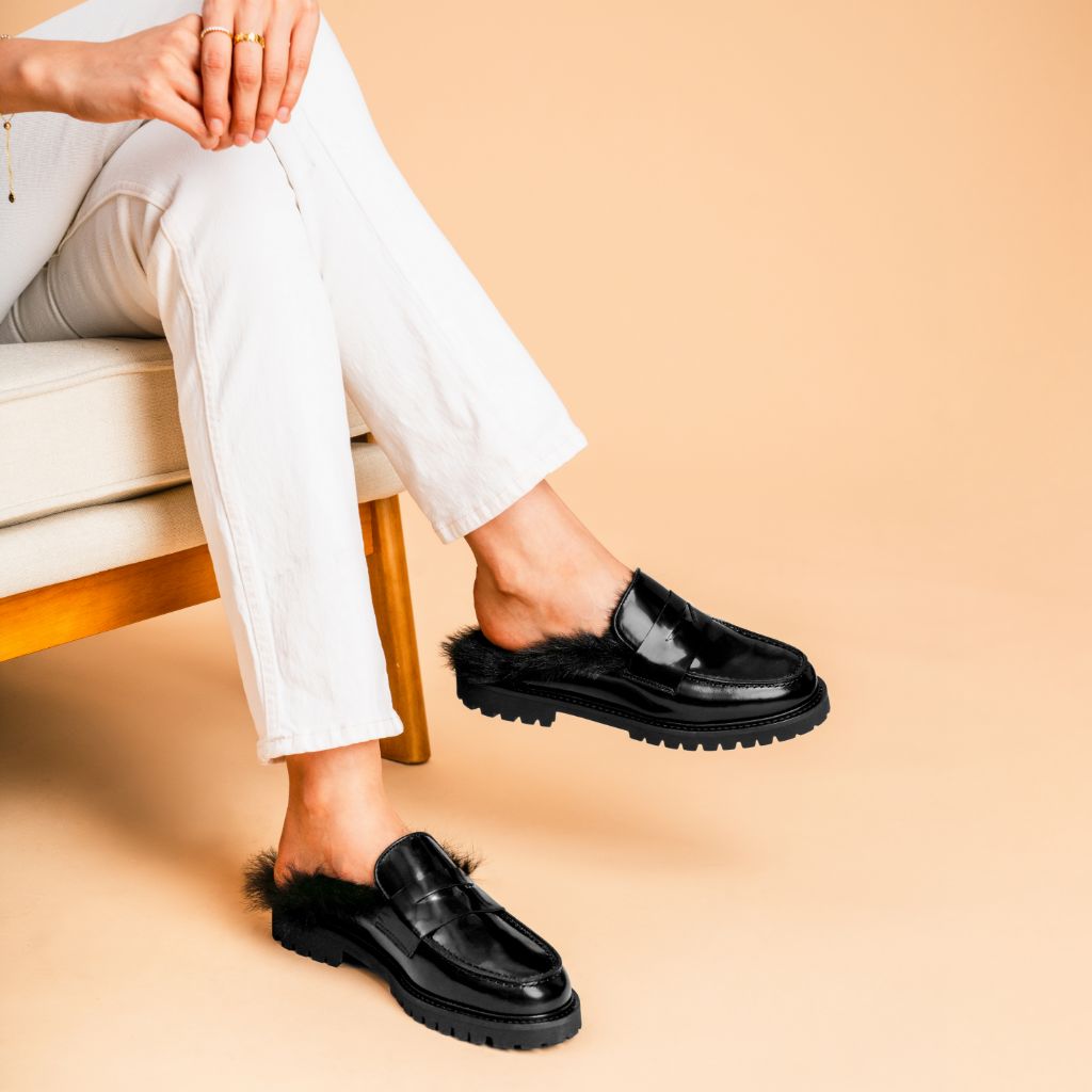https://cdn.shopify.com/s/files/1/0419/1525/files/1024x1024-Women-PennyMule-BlackBlackShearling-070825-3.jpg?v=1757443840