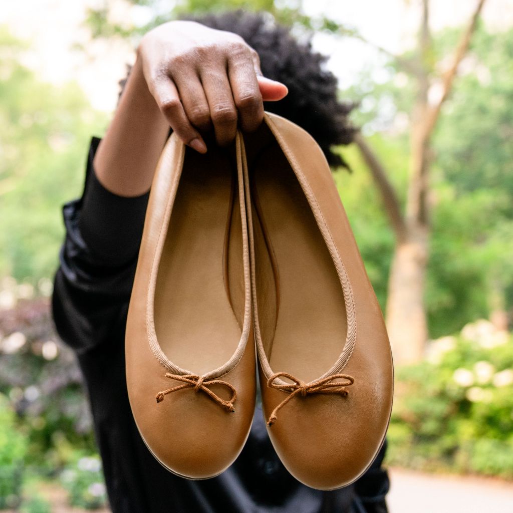https://cdn.shopify.com/s/files/1/0419/1525/files/1024x1024-Women-Prima-Cuero-060823-3.jpg?v=1687199085