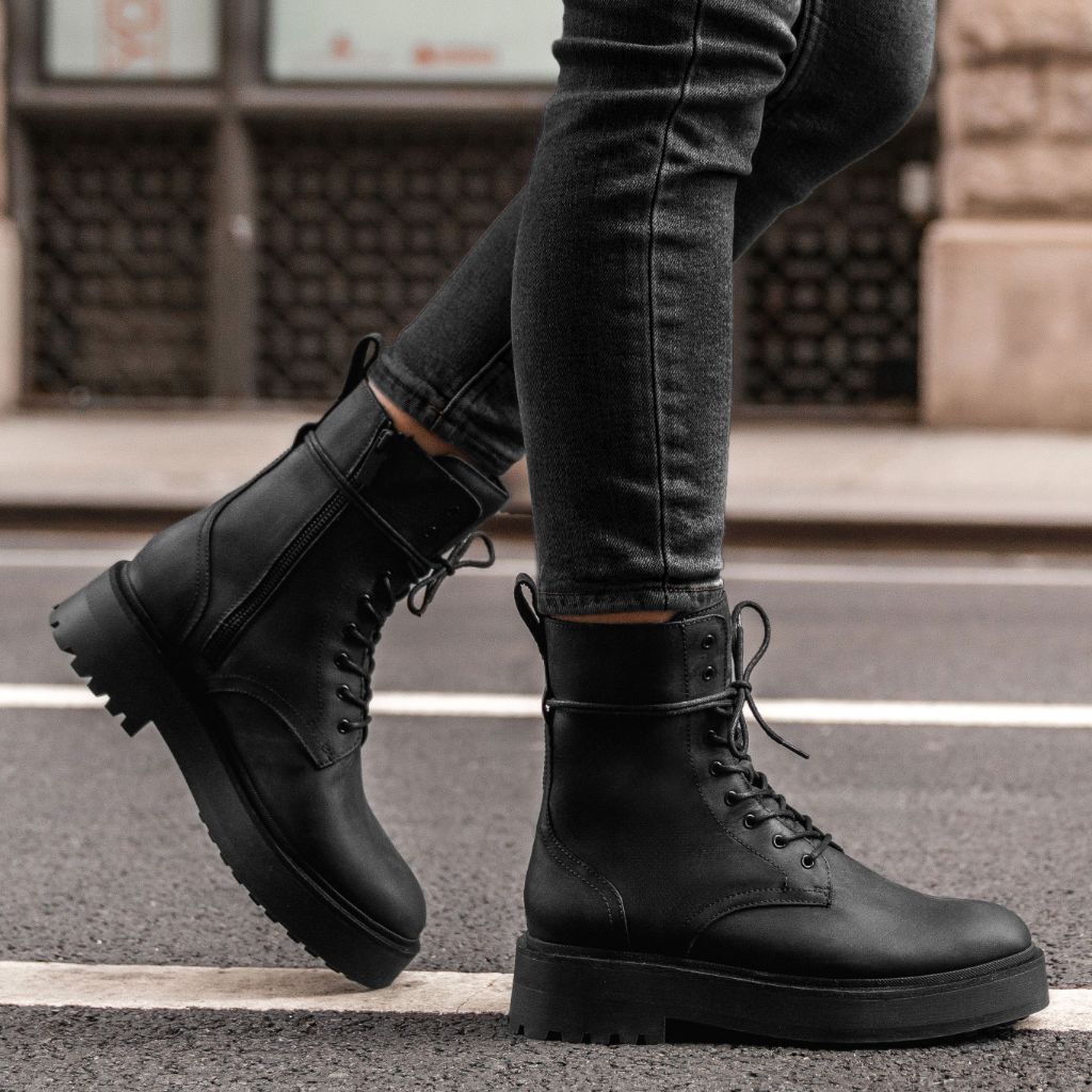 https://cdn.shopify.com/s/files/1/0419/1525/files/1024x1024-Women-Quest-BlackMatte-121323-1.jpg?v=1702505058
