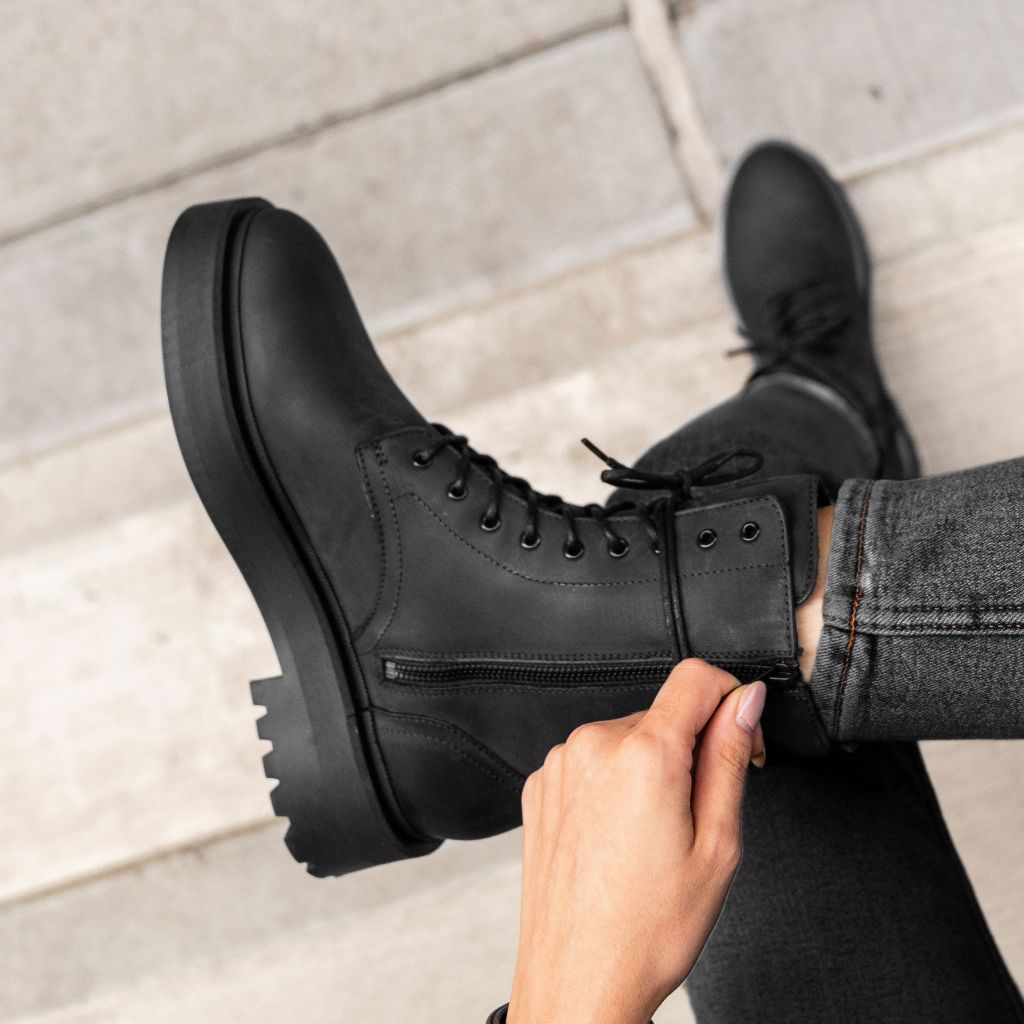 https://cdn.shopify.com/s/files/1/0419/1525/files/1024x1024-Women-Quest-BlackMatte-121323-3.jpg?v=1702505058