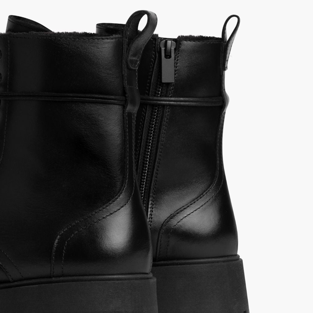 https://cdn.shopify.com/s/files/1/0419/1525/files/1024x1024-Women-Quest-BlackShearling-120224-RearDetail.jpg?v=1733762465