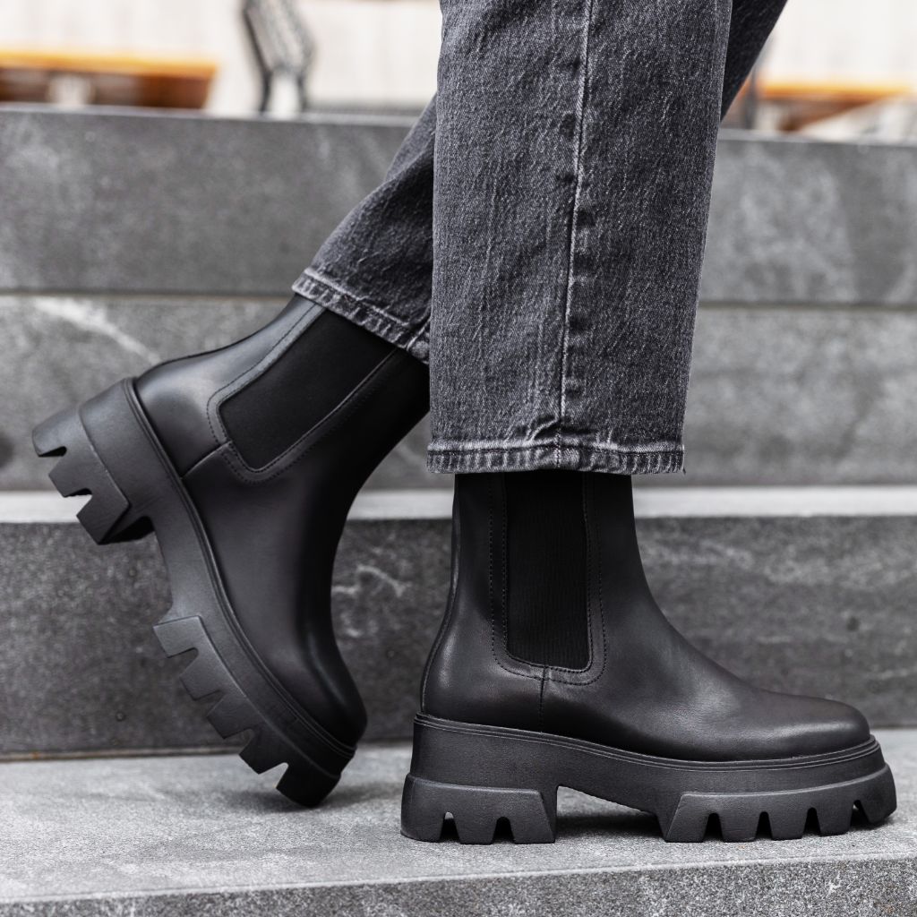https://cdn.shopify.com/s/files/1/0419/1525/files/1024x1024-Women-Reign-Black-091124-1_642fe107-1742-48a1-bb51-083588ce9614.jpg?v=1726168583