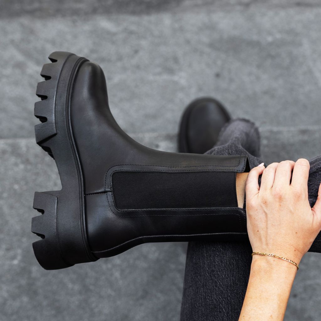 https://cdn.shopify.com/s/files/1/0419/1525/files/1024x1024-Women-Reign-Black-091124-2_cf5b58e0-7104-4114-89f6-3c89f3a12520.jpg?v=1726168583
