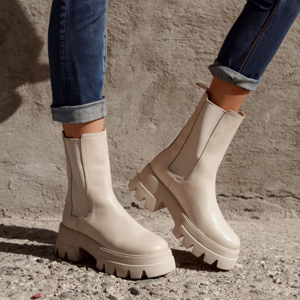 https://cdn.shopify.com/s/files/1/0419/1525/files/1024x1024-Women-Reign-Cream-103123-1.jpg?v=1761341832