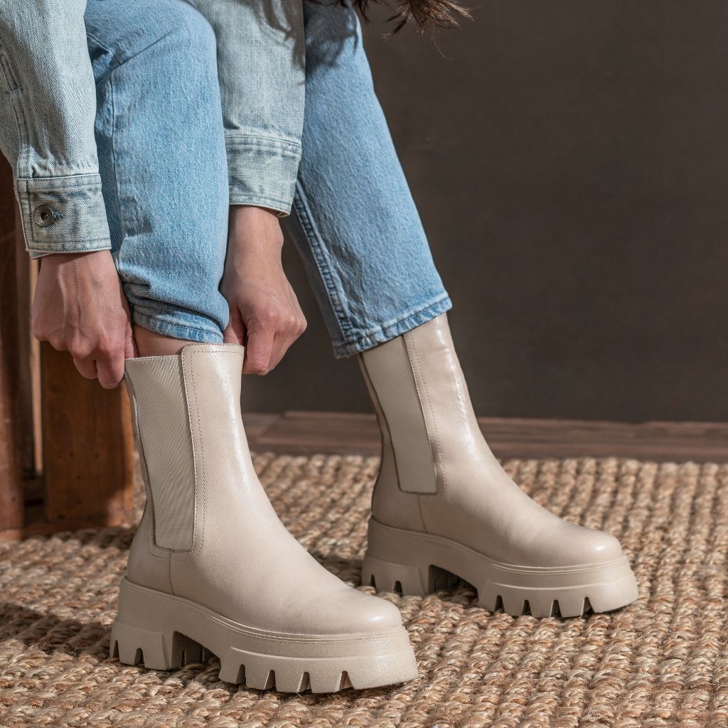 https://cdn.shopify.com/s/files/1/0419/1525/files/1024x1024-Women-Reign-Cream-103123-2.jpg?v=1761341832
