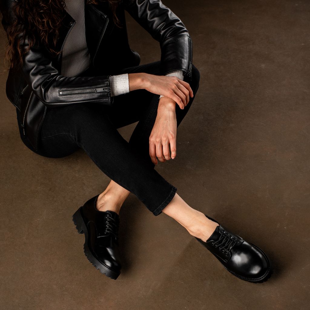 https://cdn.shopify.com/s/files/1/0419/1525/files/1024x1024-Women-Renegade-Black-012324-3.jpg?v=1706223052