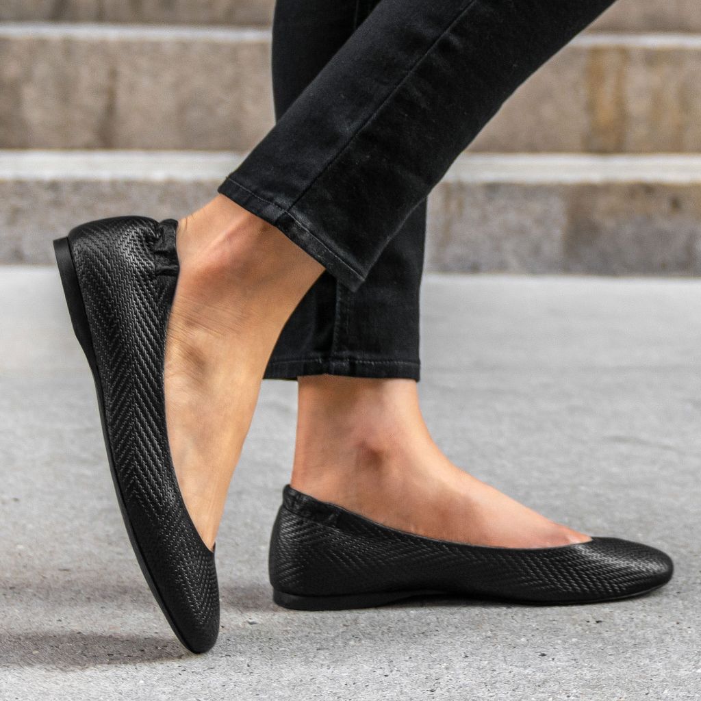 https://cdn.shopify.com/s/files/1/0419/1525/files/1024x1024-Women-Scrunch-BlackEmbossed-060823-1.jpg?v=1689012752