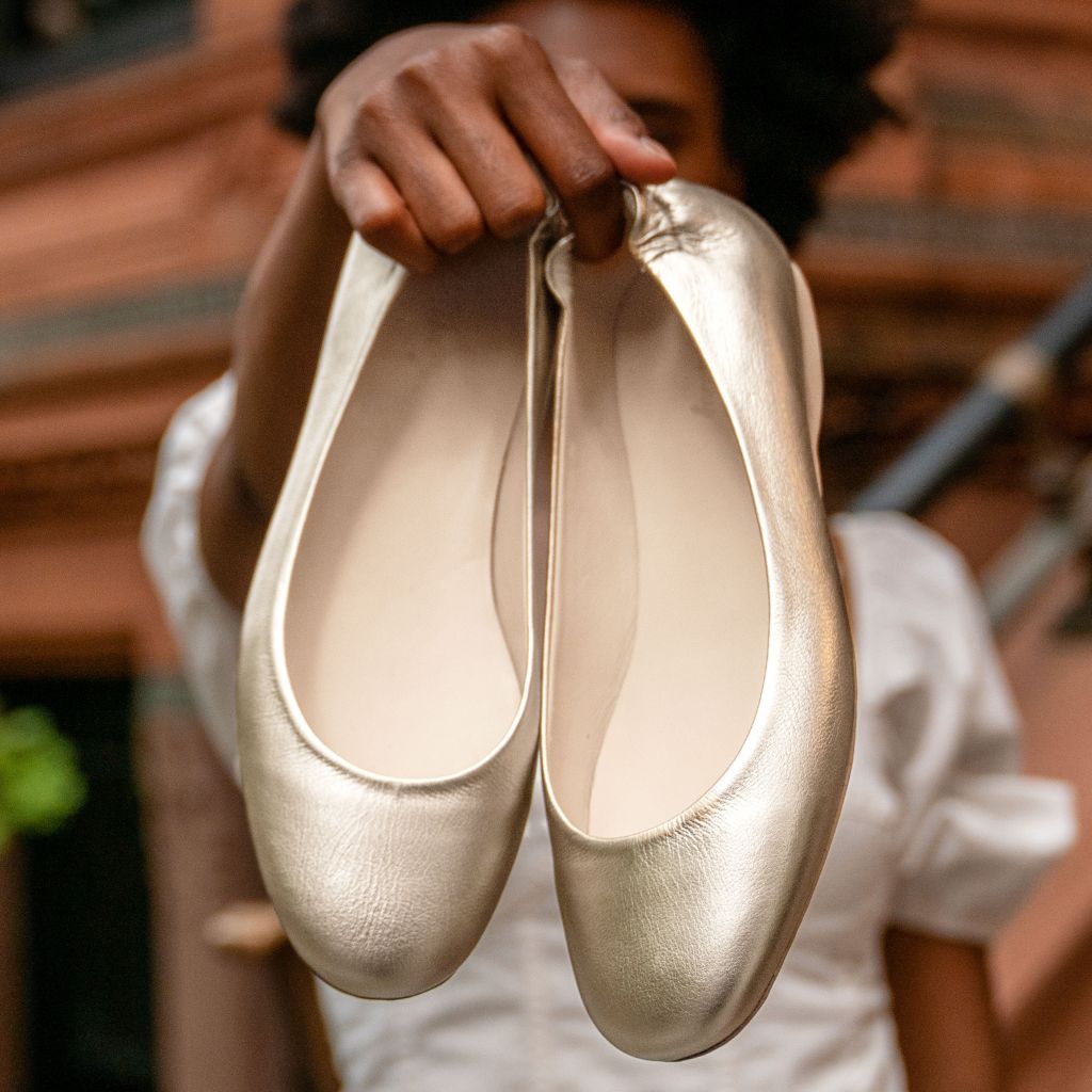 https://cdn.shopify.com/s/files/1/0419/1525/files/1024x1024-Women-Scrunch-Gold-060823-3_14b48bf4-1cc1-41cf-be4e-ed4ff5233a37.jpg?v=1704407509