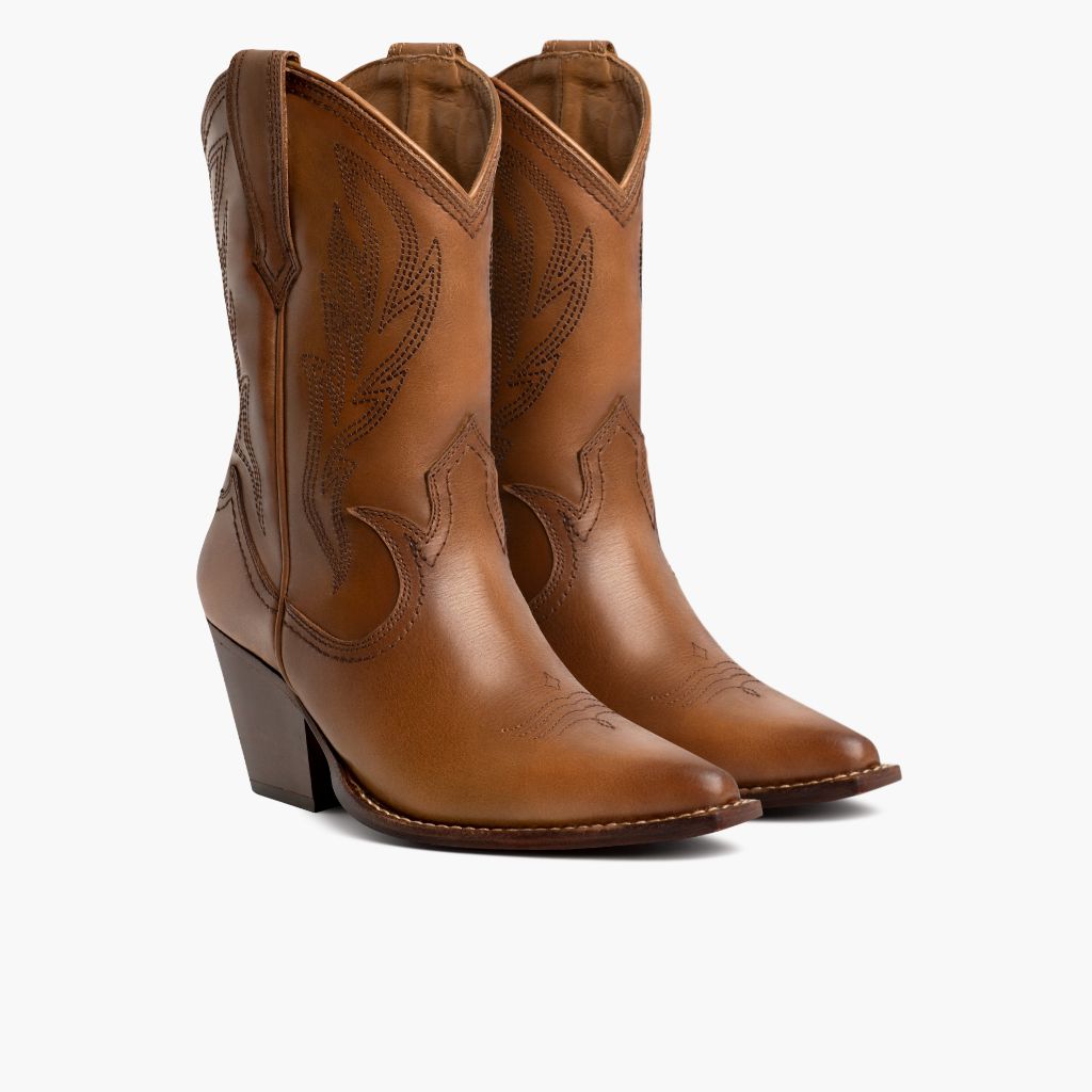 https://cdn.shopify.com/s/files/1/0419/1525/products/1024x1024-Women-Sierra-Tan-032823-3.4.jpg?v=1680046382