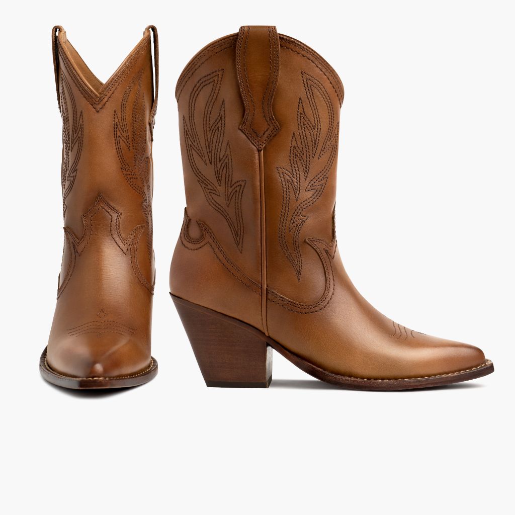 https://cdn.shopify.com/s/files/1/0419/1525/products/1024x1024-Women-Sierra-Tan-032823-FrontSide.jpg?v=1680046382
