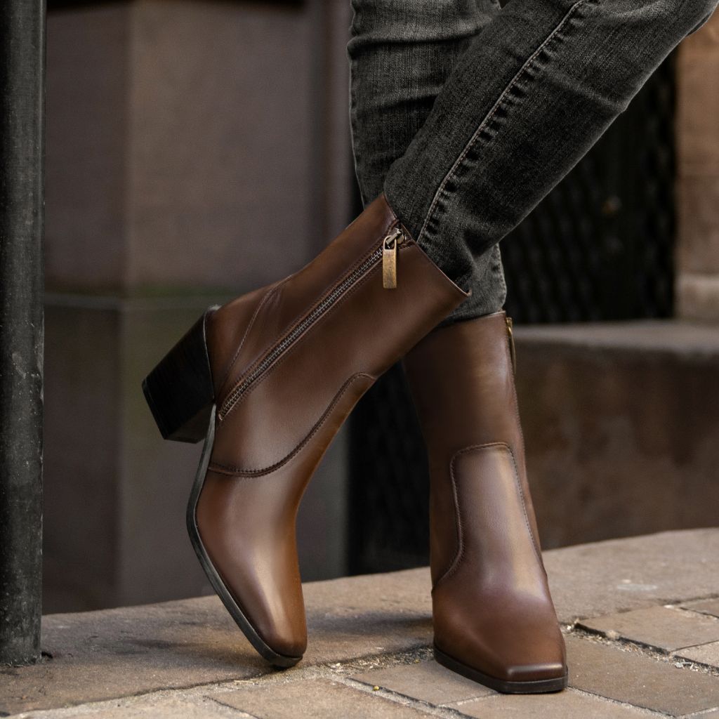 https://cdn.shopify.com/s/files/1/0419/1525/products/1024x1024-Women-SohoZip-Chocolate-031722-1.jpg?v=1769813072
