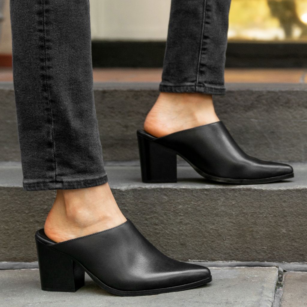 https://cdn.shopify.com/s/files/1/0419/1525/files/1024x1024-Women-Summer-Black-071423-1.jpg?v=1690838601